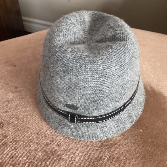 The Canadian Hat - Picture 4 of 4